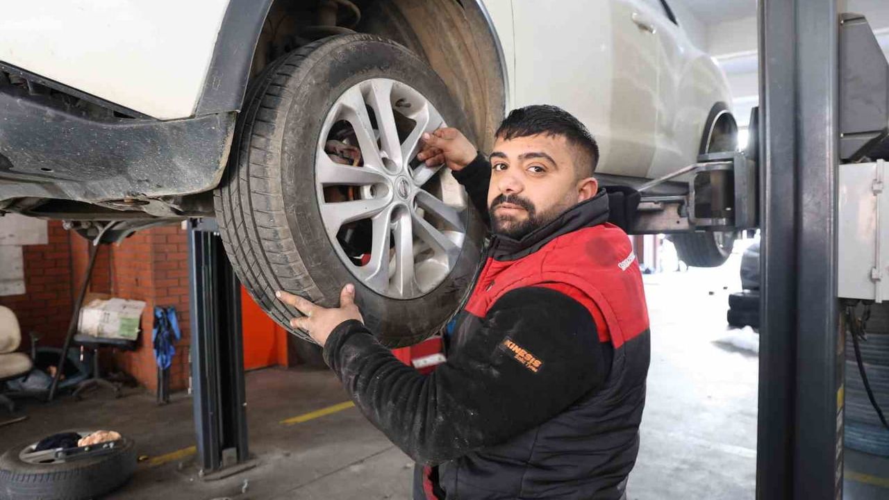 Aydın'da yıllar sonra don ve buzlanma; lastikçiler ek mesai yaptı