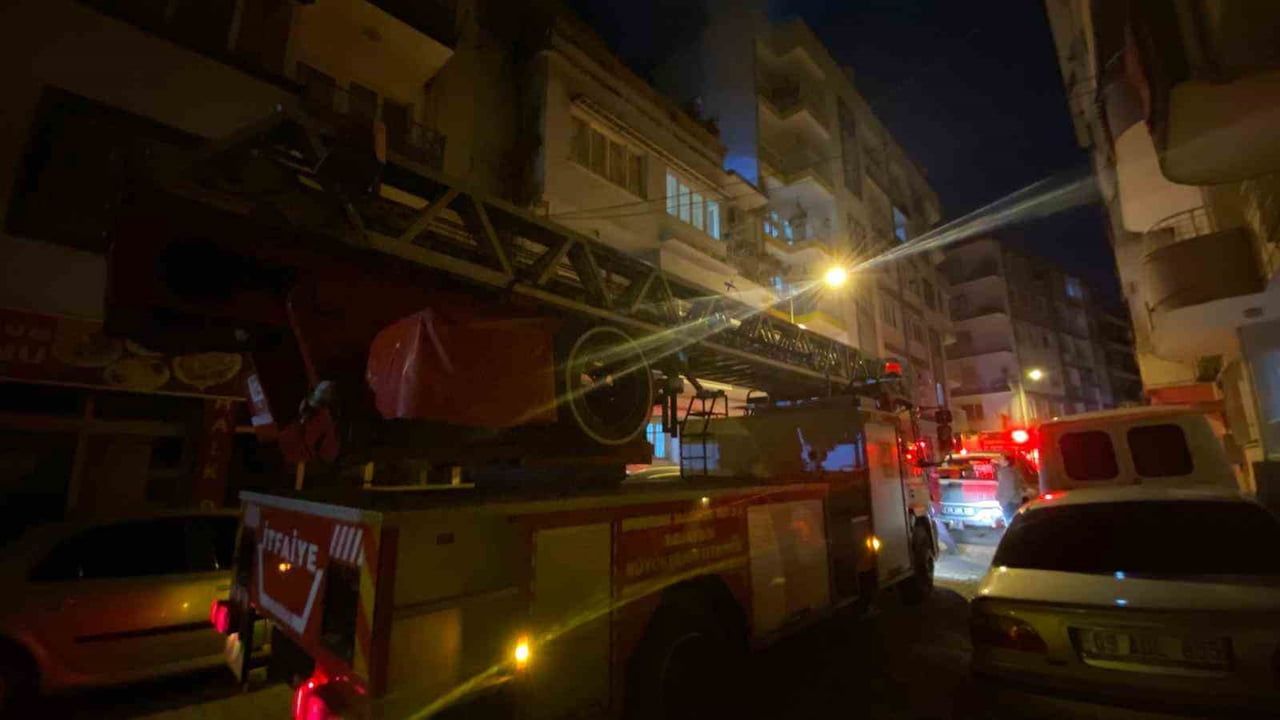 Aydın Efeler'de apartman çatısından yükselen yoğun duman itfaiyeyi harekete geçirdi