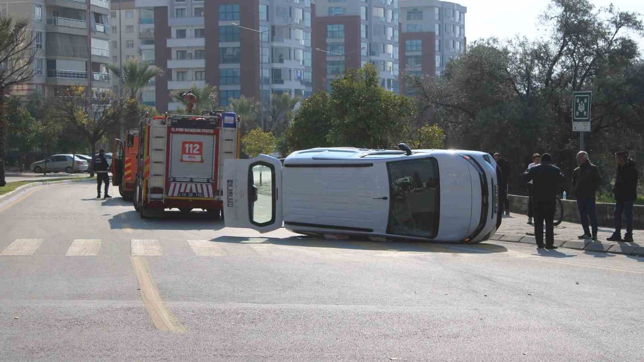 Aydın Efeler'de kavşakta çarpışma: hafif ticari araç devrildi, 1 yaralı