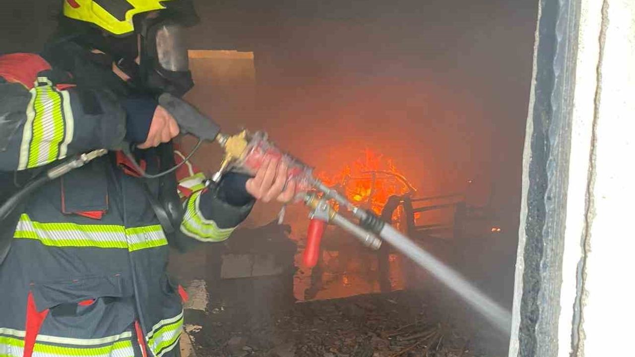 Aydın Efeler'de metruk binada çıkan yangın söndürüldü