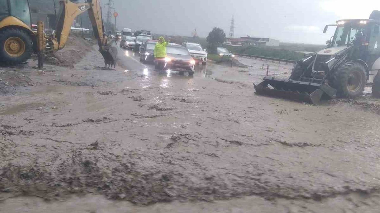 Aydın’ın Söke ilçesinde dereler taştı, sokaklar suyla doldu
