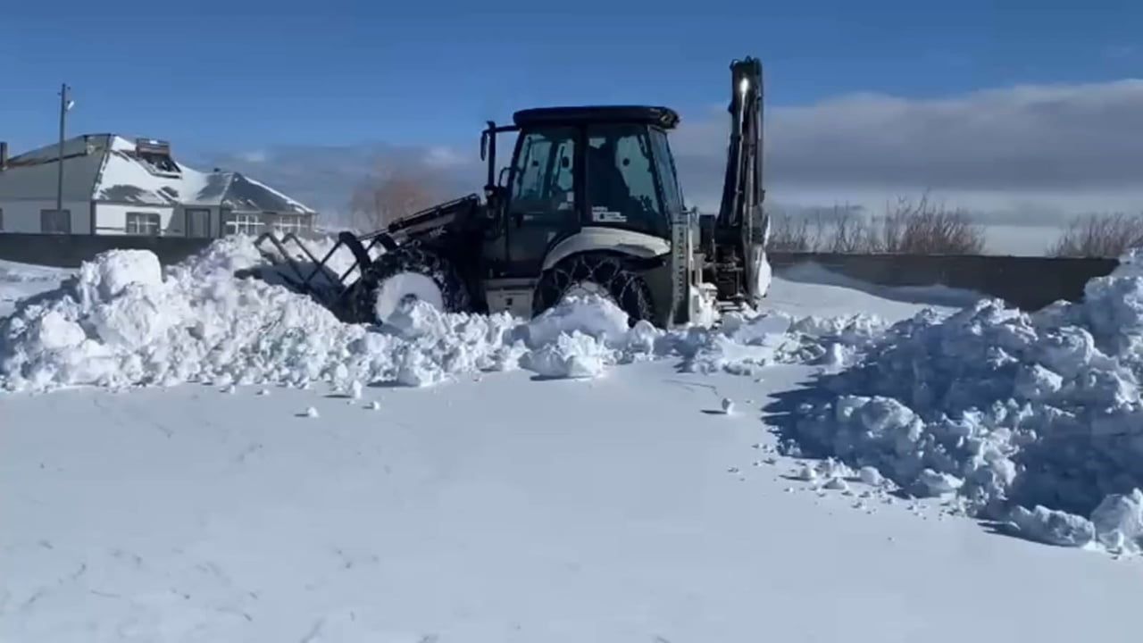 Aydınlar Belde Belediyesi, Adilcevaz'ta kapanan köy yollarını ulaşıma açtı
