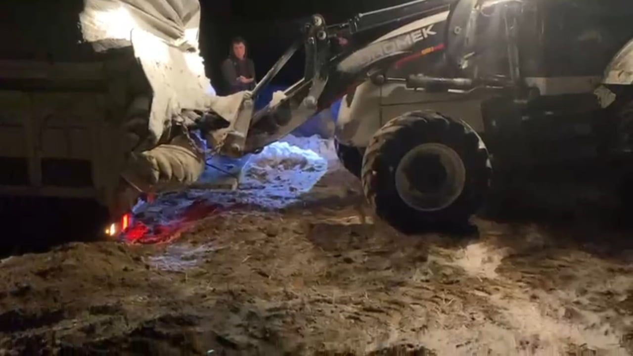 Aydınlar'da kara saplanan saman yüklü kamyon belediye ekiplerince kurtarıldı