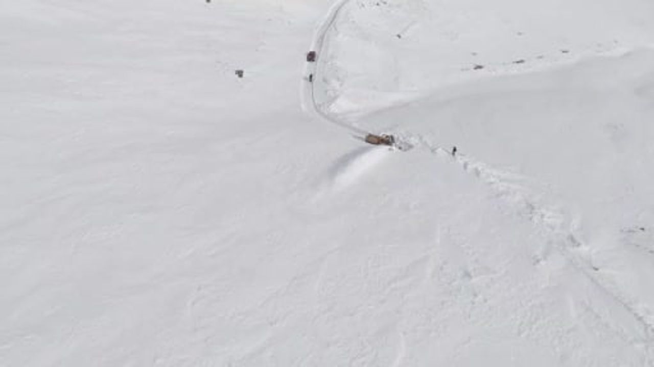Aydınlar'da Yoğun Kar Ulaşımı Felç Etti — Valilikten Kar Savurma Makinesi Desteği