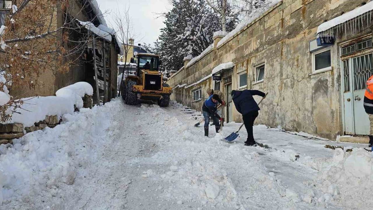 Aydıntepe’de kar küreme ve tuzlama çalışmaları aralıksız sürüyor