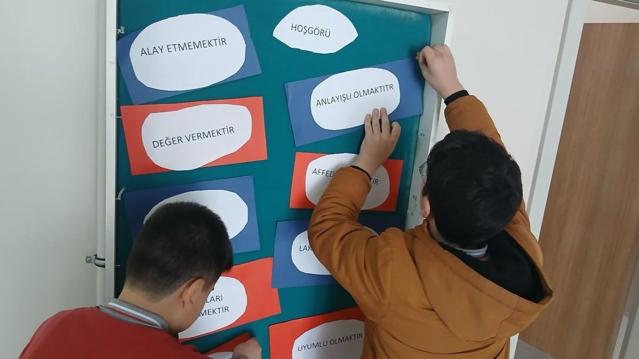 Aydıntepe İmam Hatip Ortaokulu'nda Hoşgörü Temalı Pano Çalışması