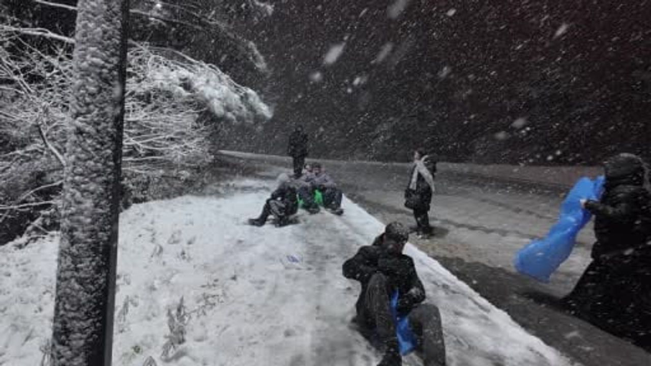 Aydos Ormanı'nda Kar Keyfi: Sultanbeyli'de Çocukların Neşesi