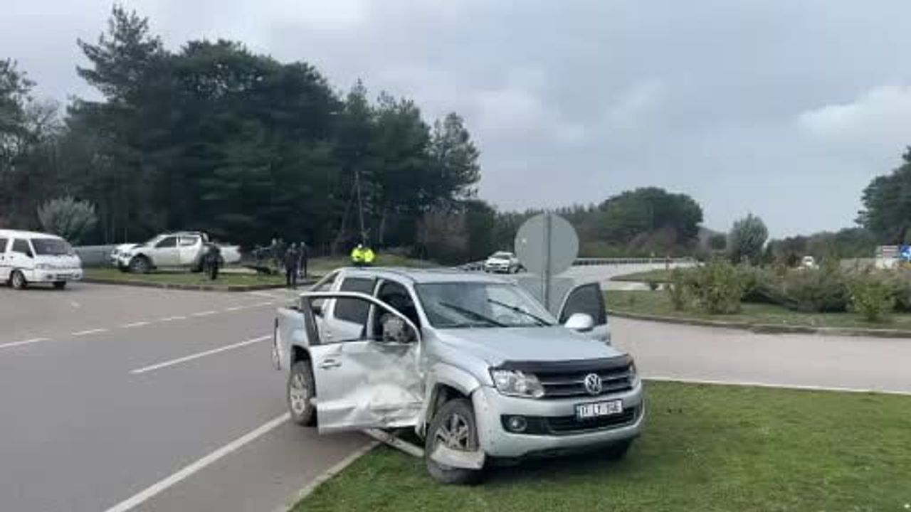 Ayvacık'ta kavşakta iki hafif ticari araç çarpıştı: 2 yaralı