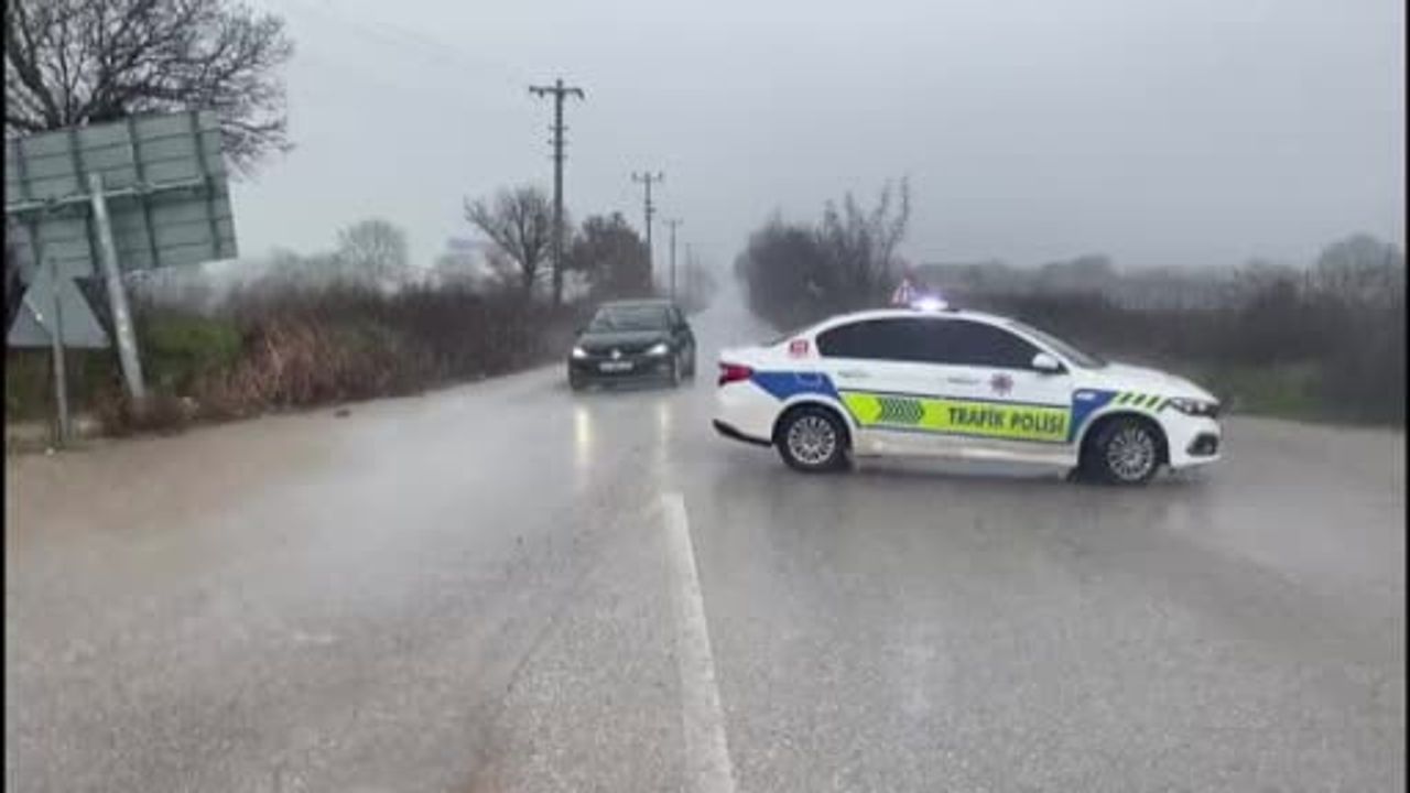 Ayvacık’ta sağanak ve fırtına tarım arazilerini su altında bıraktı