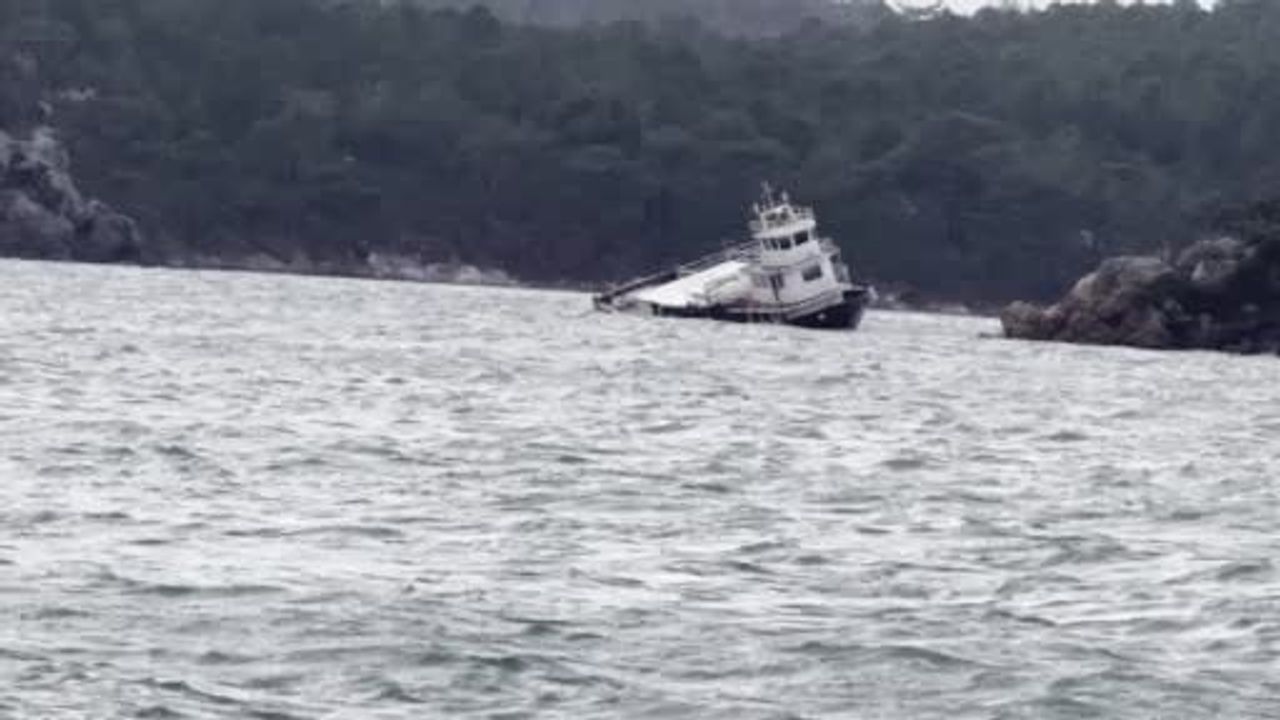 Ayvalık’ta 25 metrelik feribot kuvvetli lodosta karaya oturdu