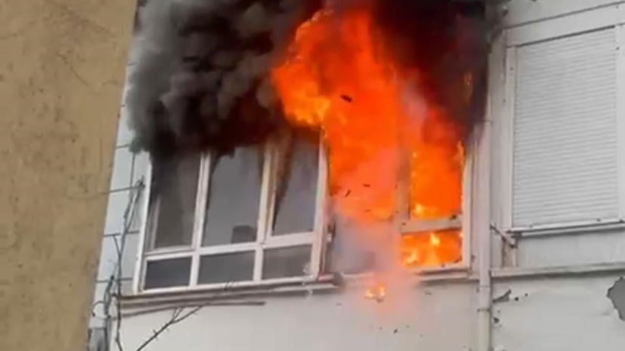 Ayvalık'ta evde çıkan yangında buzdolabı motoru patladı