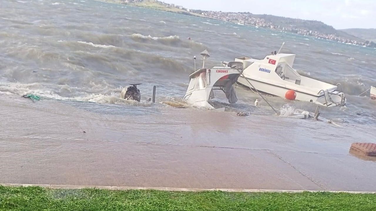 Ayvalık’ta kuvvetli lodos denizdeki tekneleri batırdı