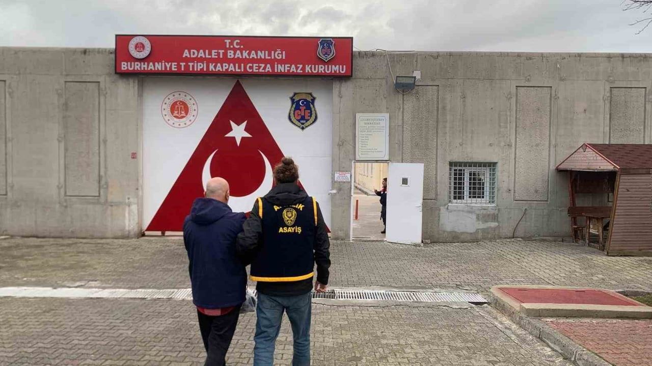 Ayvalık’ta meslekten ihraç edilmiş emniyet amiri şantaj suçundan suçüstü yakalandı