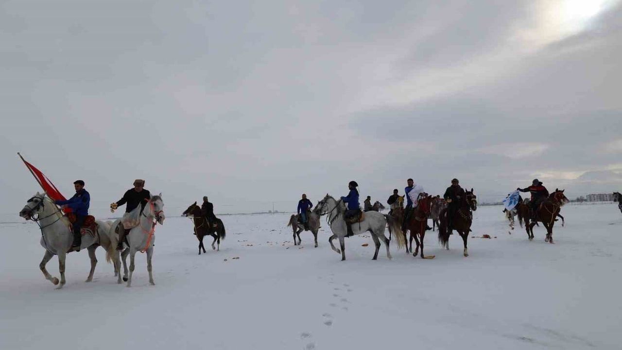 Aziziye’de atlı sporcularla yaban hayata yem desteği