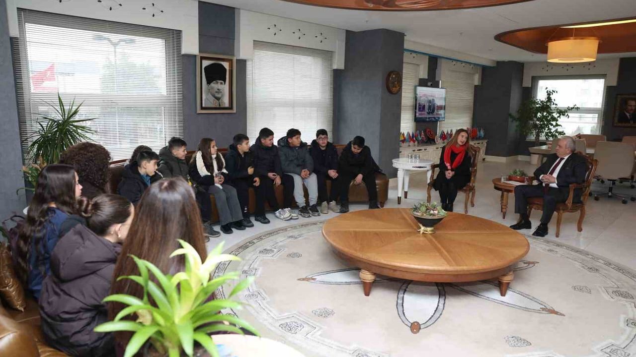 Badırgalı çocuklar seramik panoyu Başkan Şadi Özdemir’e sundu