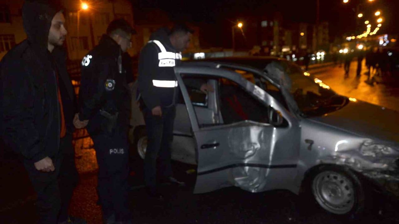 Bafra'da buzlanma zincirleme kazaya neden oldu: 3 yaralı