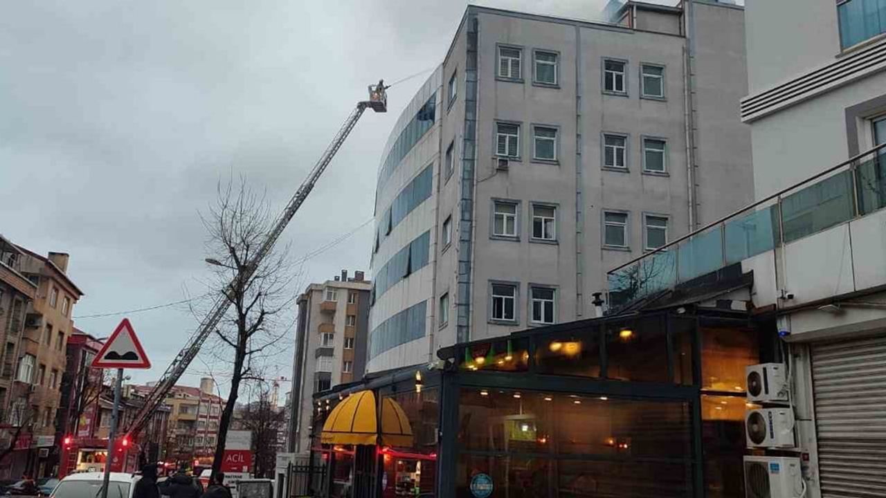 Bağcılar'da kapatılan hastanenin çatısında yangın