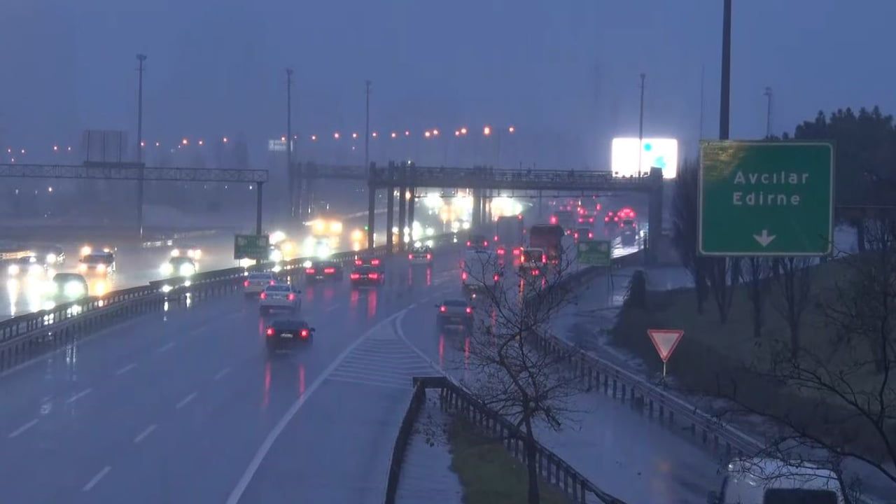 Bağcılar'da kar yağışı başladı