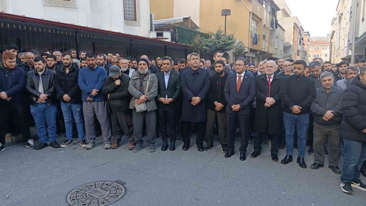 Bağcılar'da karbonmonoksitten hayatını kaybeden 3 kişi Arnavutköy'de defnedildi