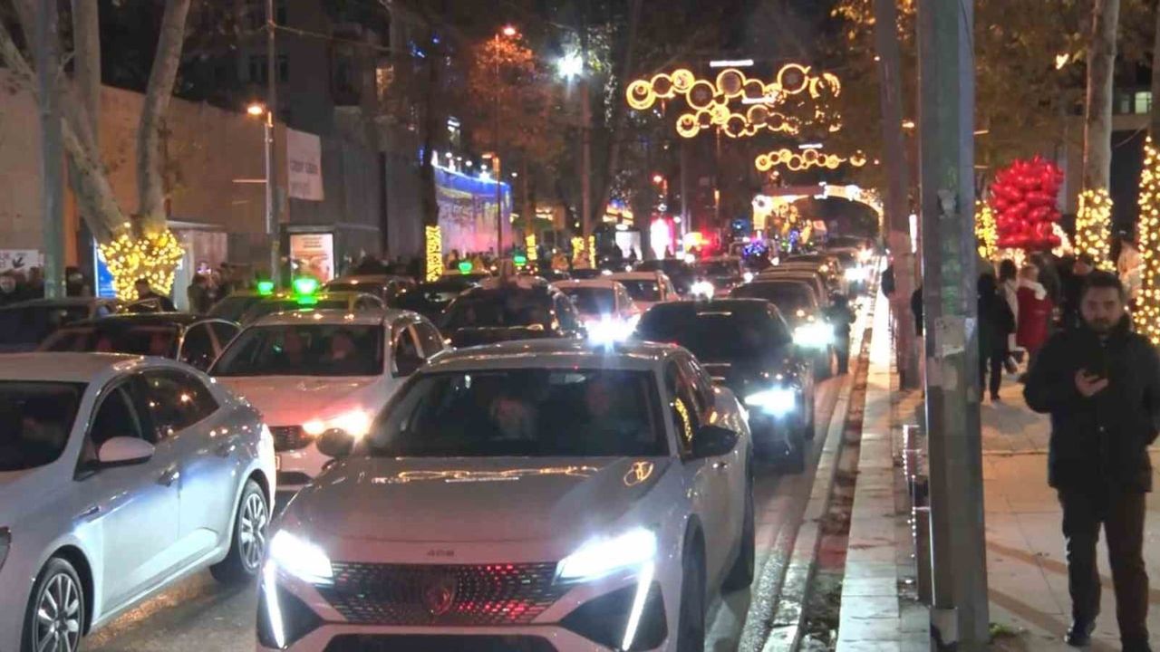 Bağdat Caddesi'nde yeni yıl kutlamaları önceki yıllara göre sönük geçti