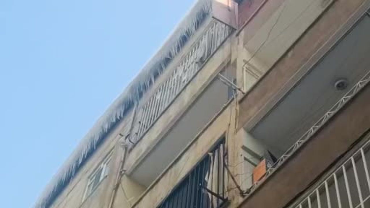 Bağlar'da binadan sarkan tehlikeli buz sarkıtları