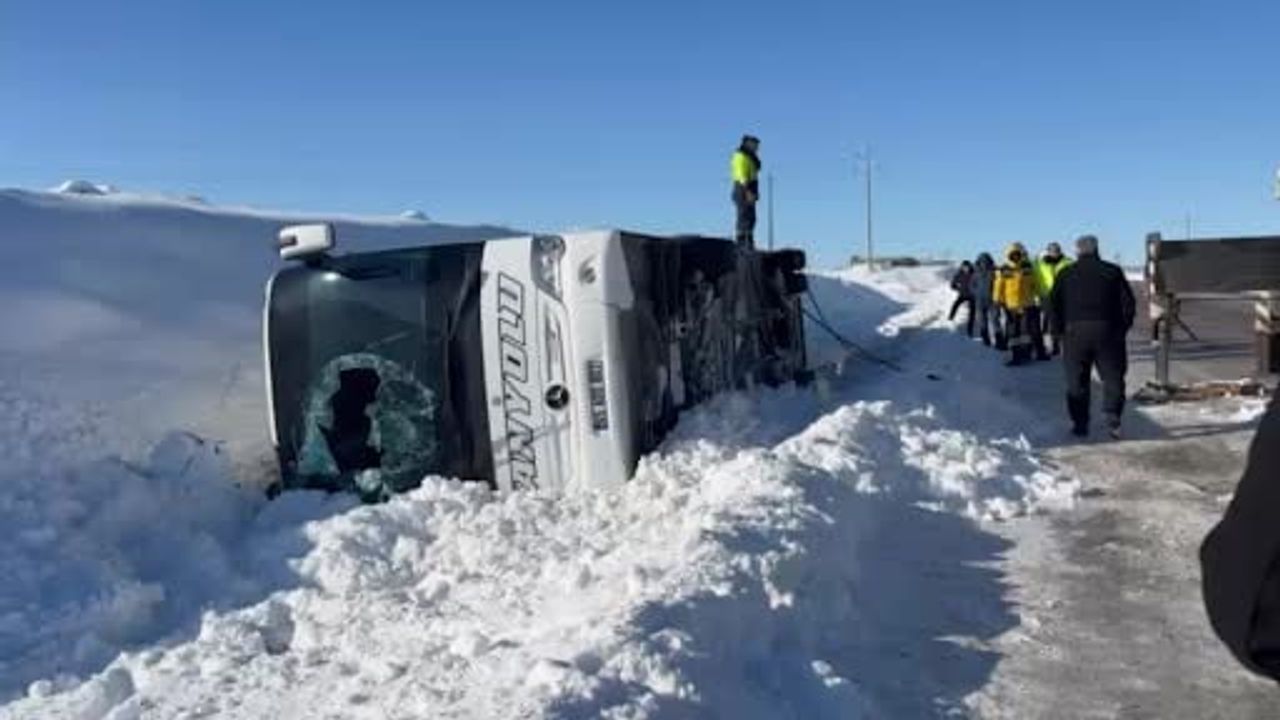 Bağlar'da yolcu otobüsü devrildi: 6 kişi yaralandı