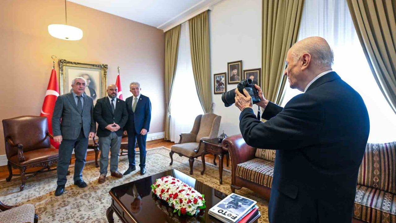 Bahçeli TFMD heyetinin fotoğrafını çekti, basın fotoğrafçılarının sorunları TBMM'ye taşınacak