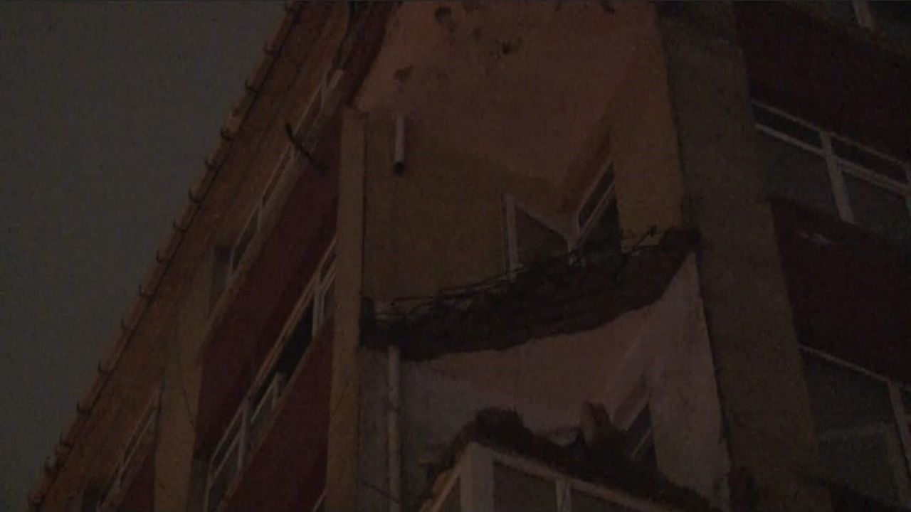 Bahçelievler'de boşaltılan binanın balkonu sağanakta çöktü