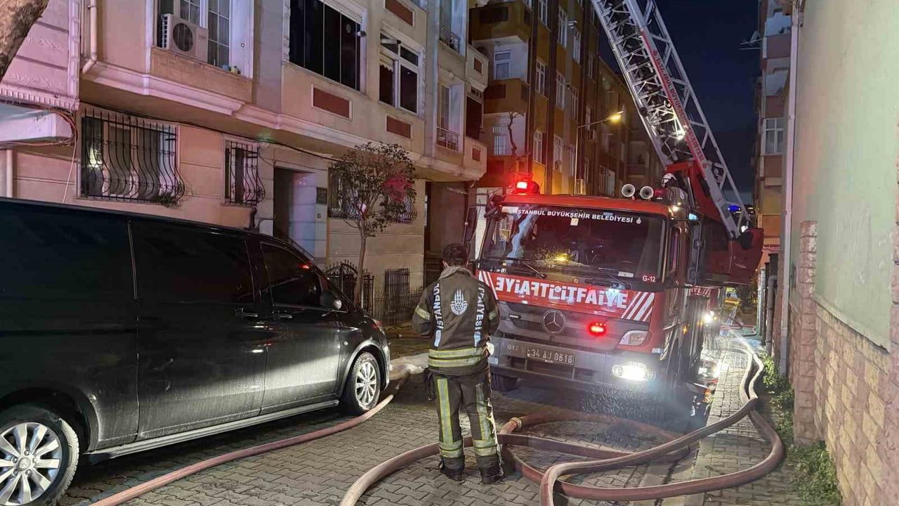 Bahçelievler’de çatı yangını bitişik çatıyı da etkiledi