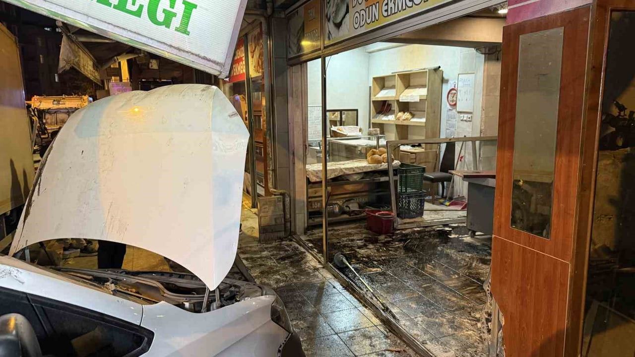 Bahçelievler'de kamyonun çarptığı araç fırına girdi — o anlar kamerada