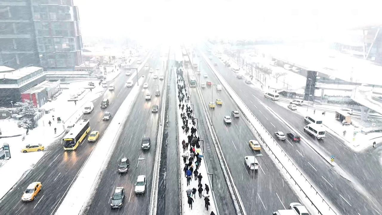 Bahçelievler'de lapa lapa kar yağışı havadan görüntülendi