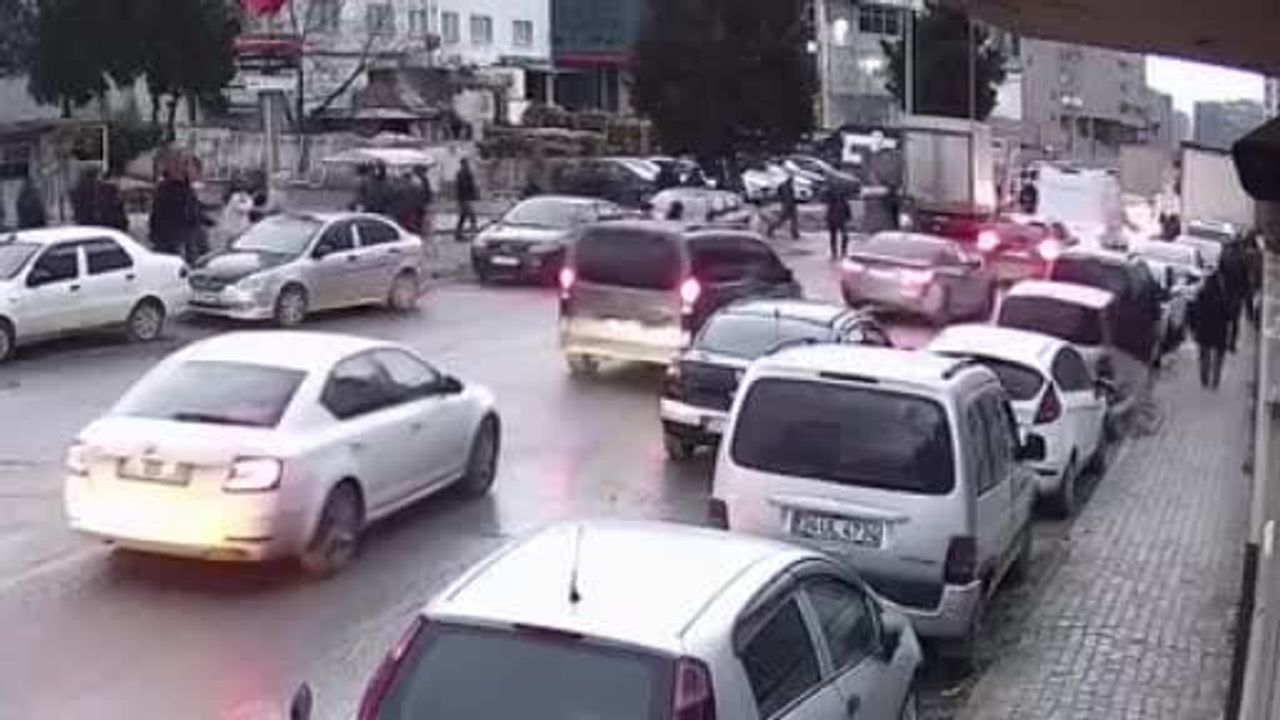 Bahçelievler'de şiddetli rüzgar ağacı devirdi