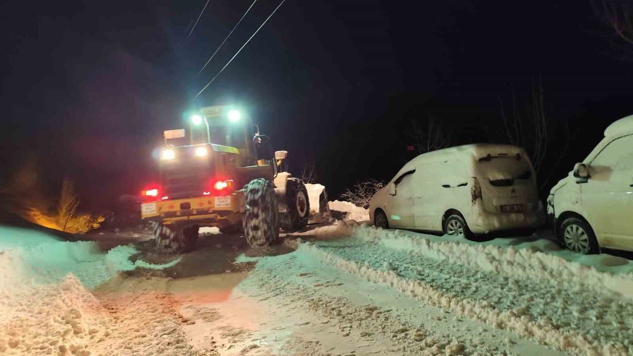 Bahçesaray'da karlı yollar 5 buçuk saatte açıldı, doğum hastası hastaneye ulaştırıldı