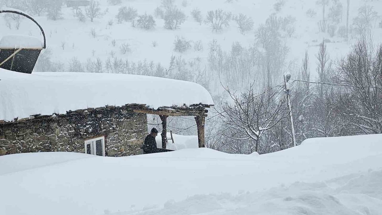 Bahçesaray’da yoğun kar nedeniyle 71 yerleşim yeri ulaşıma kapandı