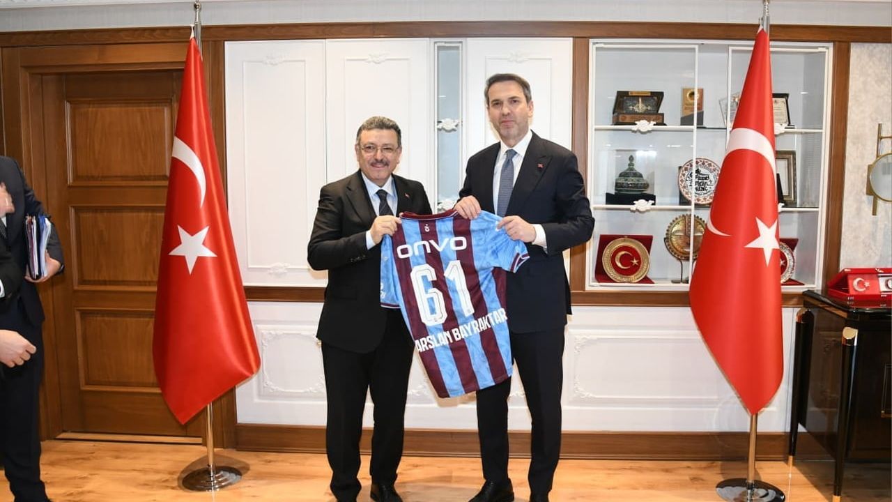 Bakan Alparslan Bayraktar Trabzon Büyükşehir Belediyesi'ni Ziyaret Etti
