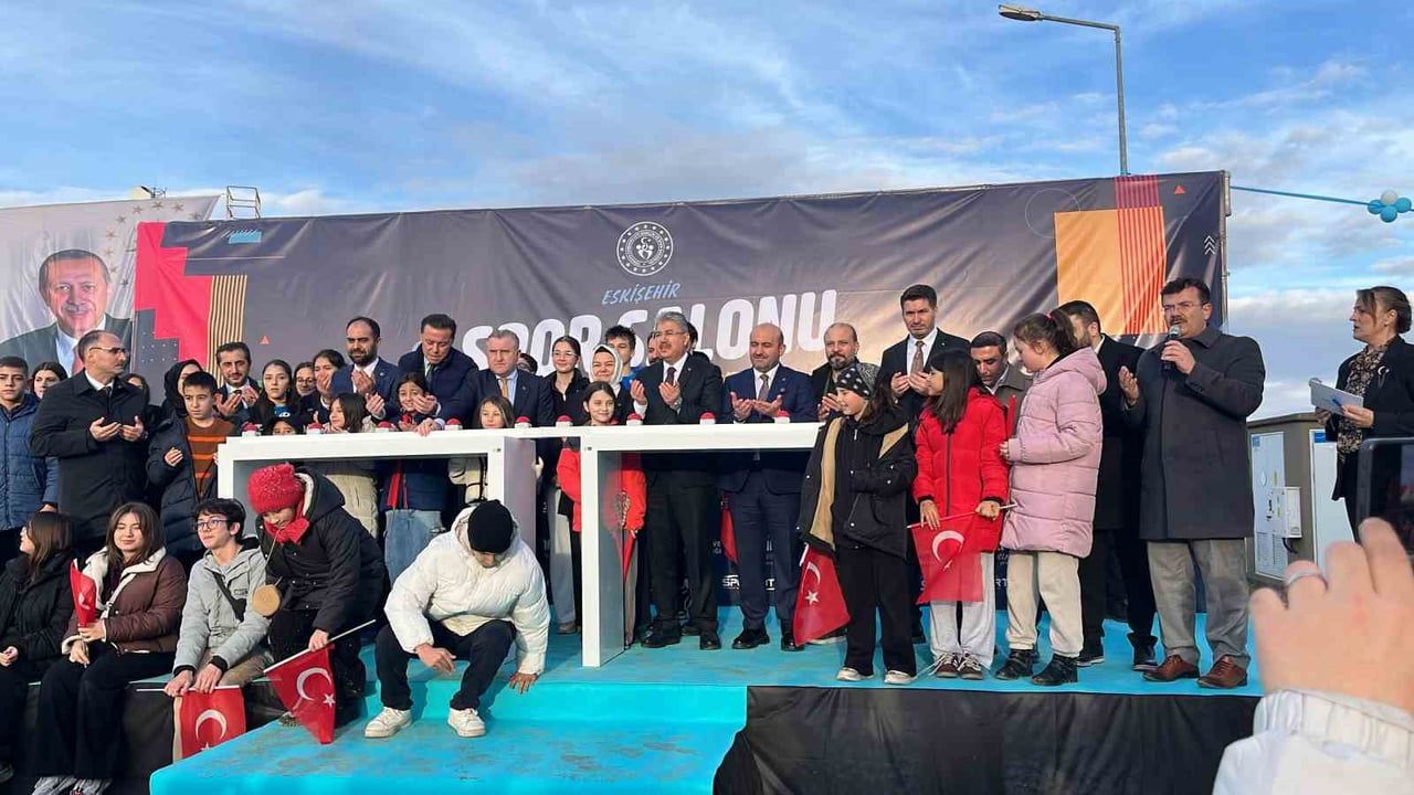 Bakan Bak: 12 milyon kişiye yüzme eğitimi, Eskişehir'e yeni kapalı spor salonu temeli atıldı