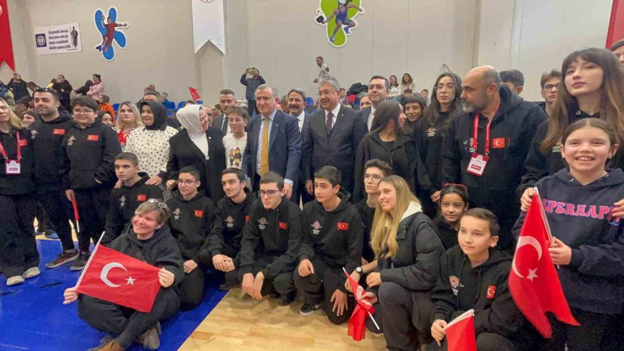 Bakan Bak genç sporcularla sahada: 2 atış, 2 isabet