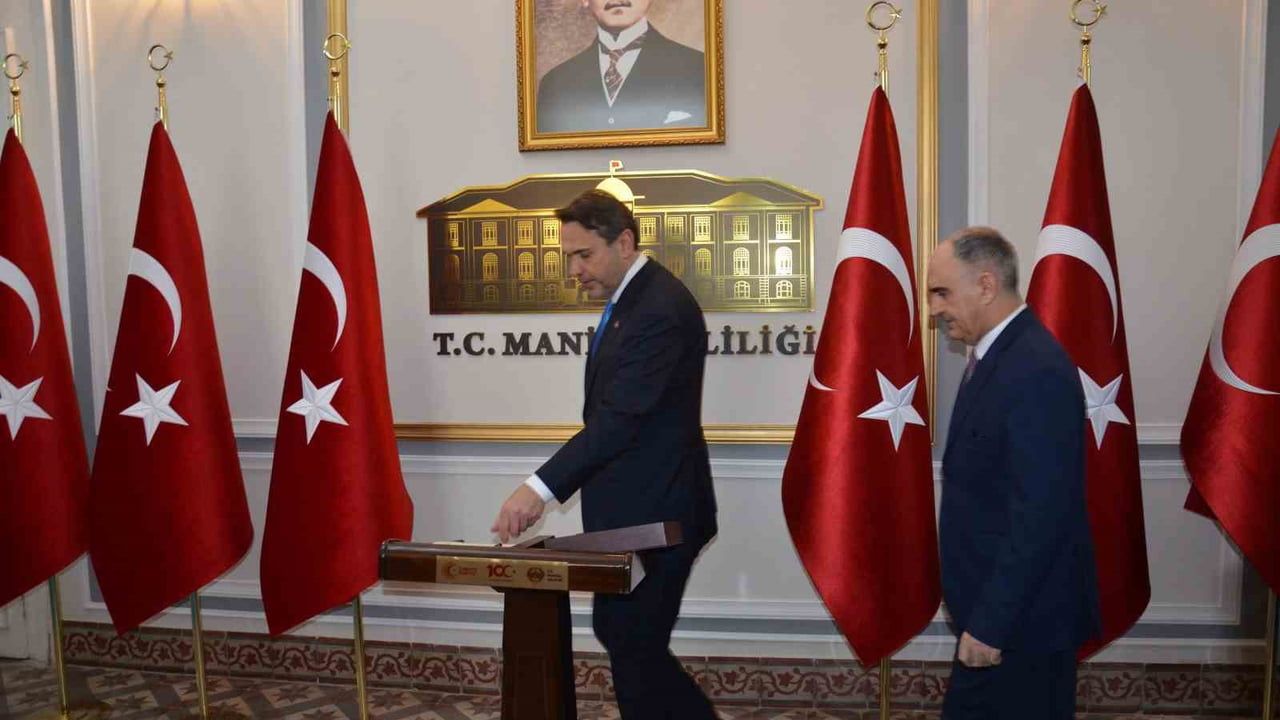 Bakan Bayraktar Manisa'da: Valilikte Brifing Aldı