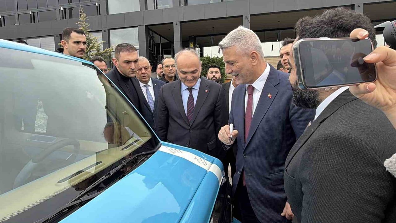 Bakan Bolat, Düzce'de Yerli Üretim Volta V1 Elektrikli Aracı İnceledi