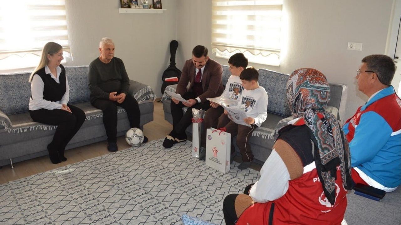 Bakan Göktaş, Köyceğizli Orman Şehidinin Çocuklarının Karne Sevincine Ortak Oldu