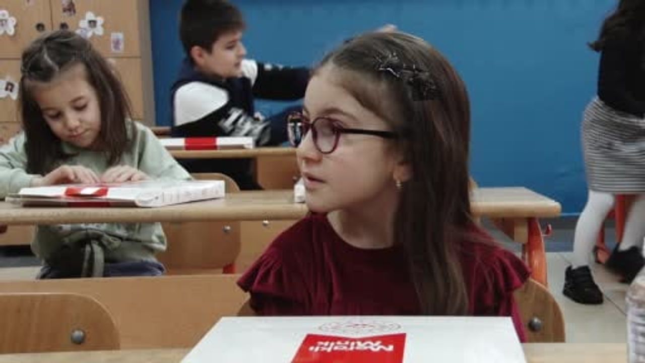 Bakan Göktaş, şehit çocuğunun ilk karnesini verdi