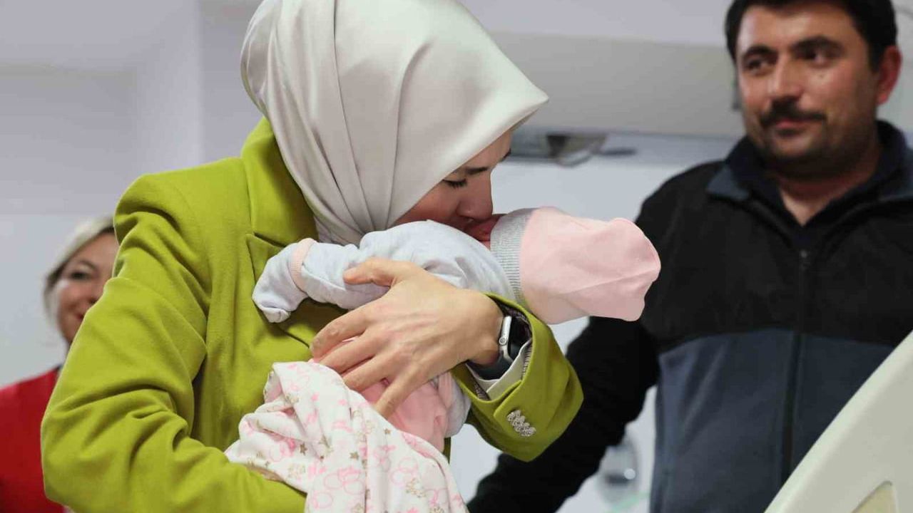 Bakan Göktaş'tan yeni doğan ve ailelerine ziyaret