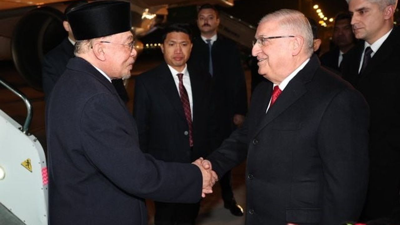 Bakan Güler, Enver İbrahim ve eşini Esenboğa Havalimanı'nda karşıladı