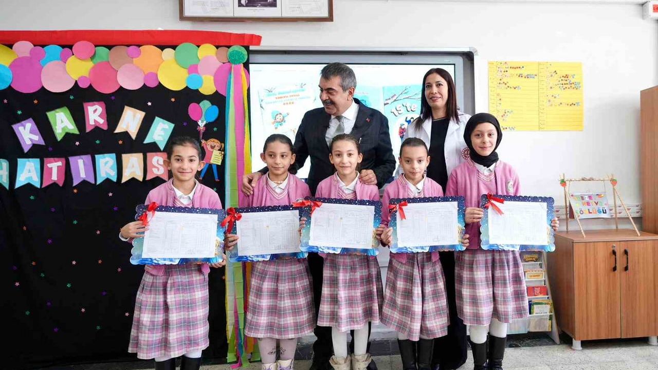 Bakan Tekin, Ağrı'da beşiz kardeşlerin karnelerini verdi