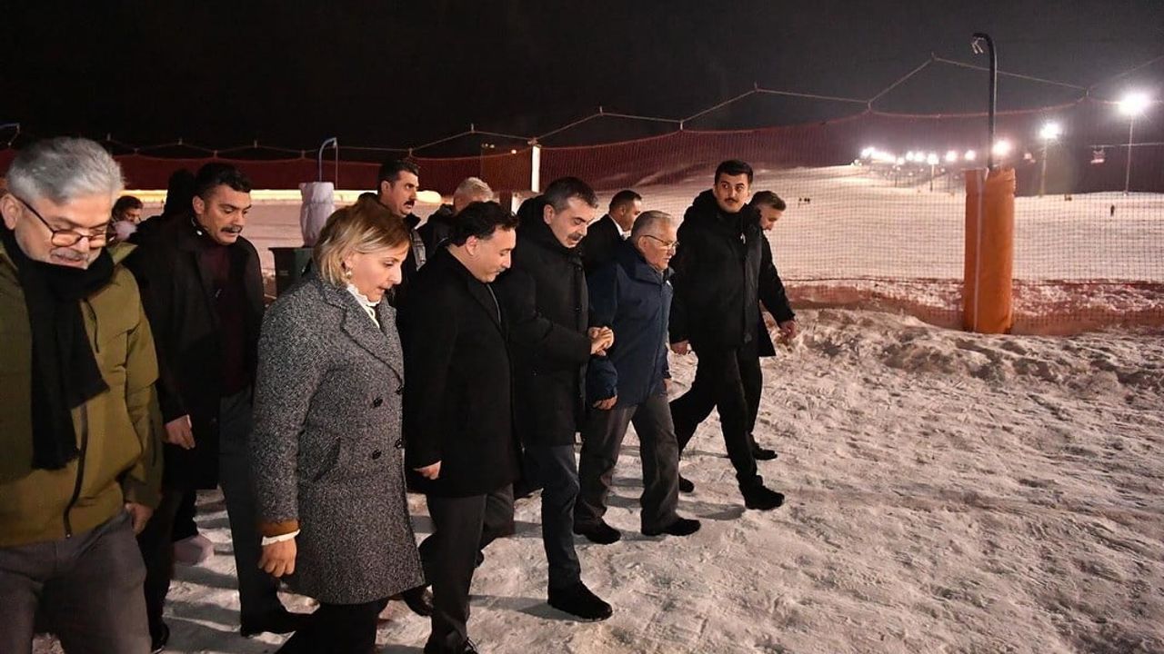 Bakan Tekin Erciyes’te Gece Kayağı Severlerle Buluştu