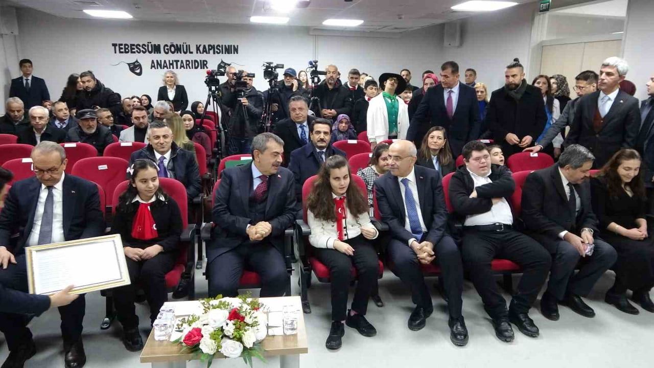 Bakan Yusuf Tekin, Battalgazi Özel Eğitim Uygulama Okulu’nu Ziyaret Etti