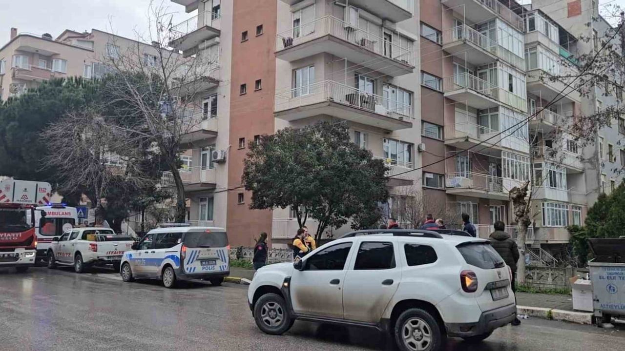 Balıkesir'de çatıya çıkan şahıs polis ve itfaiye tarafından indirildi