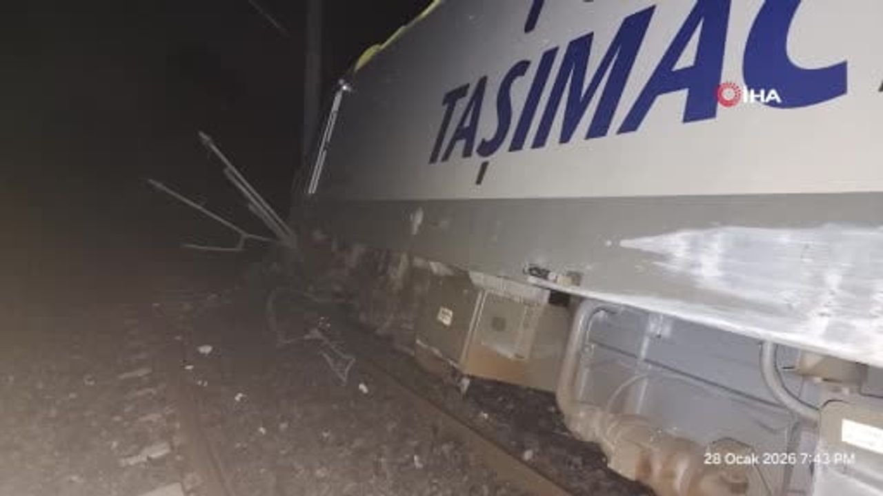 Balıkesir'de heyelan: 6 Eylül Ekspresi'nin lokomotifi ve bir vagonu raydan çıktı