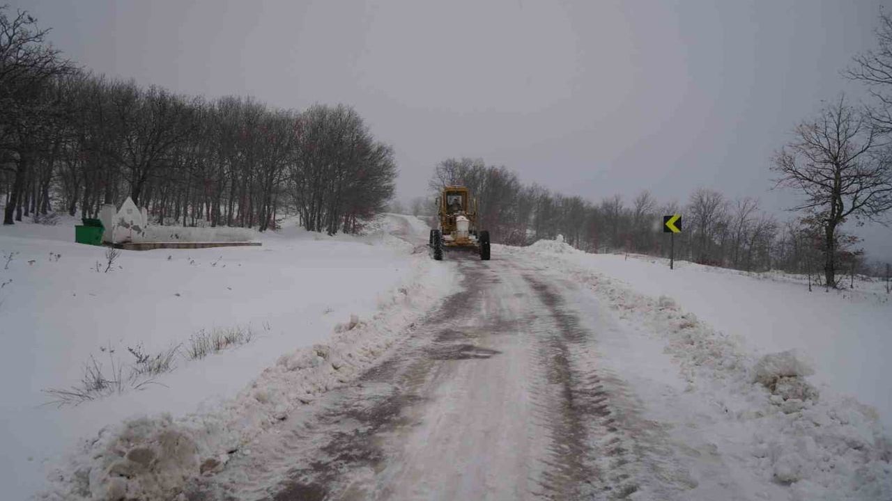 Balıkesir'de karla mücadele: 98 personel ve araç filosu 7/24 görevde