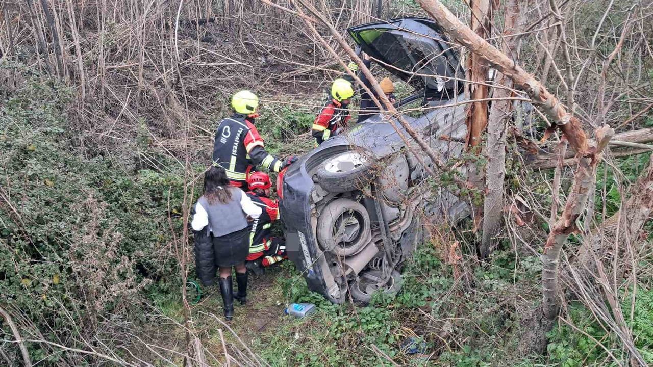 Balıkesir'de otomobil şarampole yuvarlandı: Anne ve kızı yaralandı